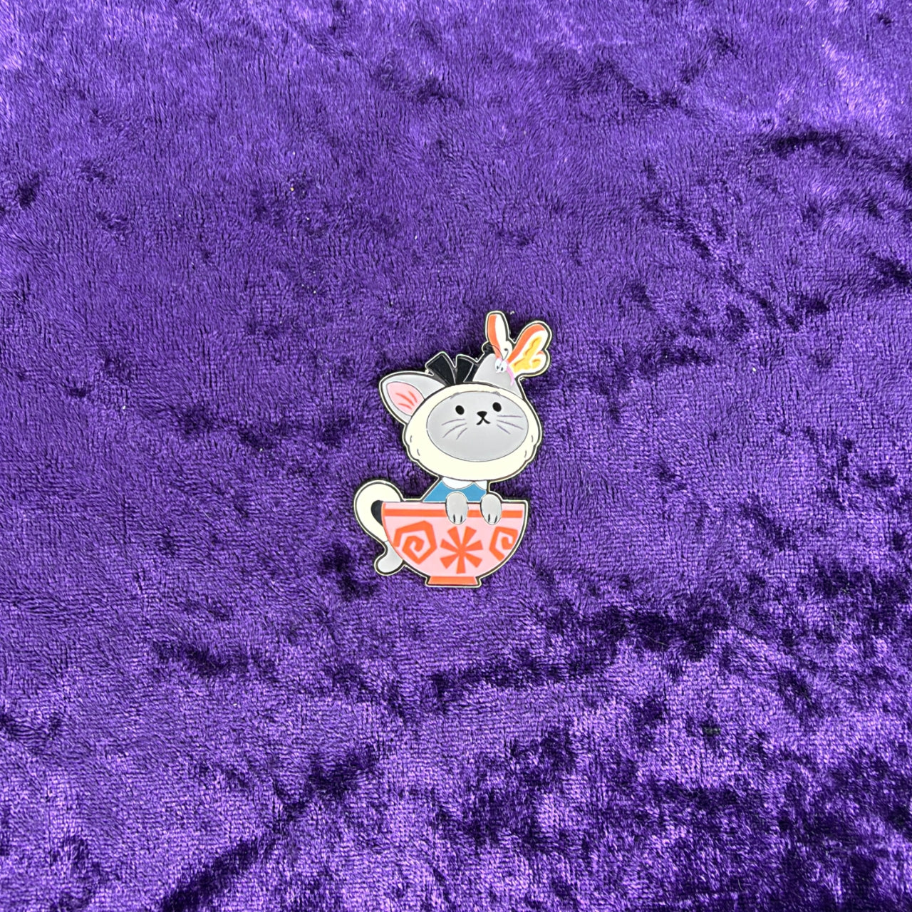 Alice in Wonderland Teacup Cat Pin | Cats & Dogs Halloween