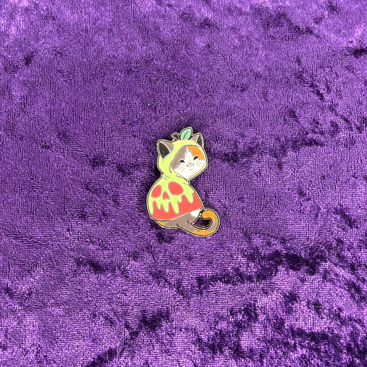 Snow White Poisoned Apple Cat Pin | Cats & Dogs Halloween